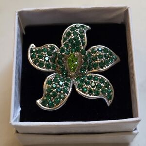 Elegant Silver and Green Floral Ring